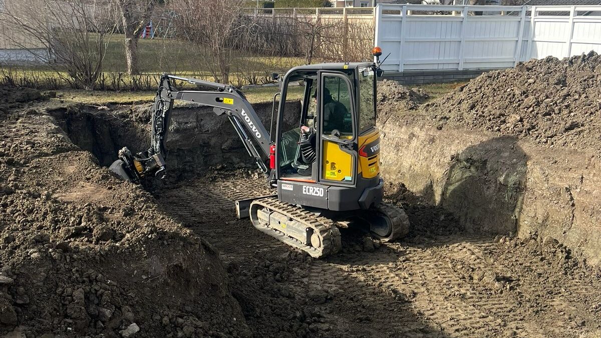 Markarbete inför nytt poolbygge – Vårt arbete på plats