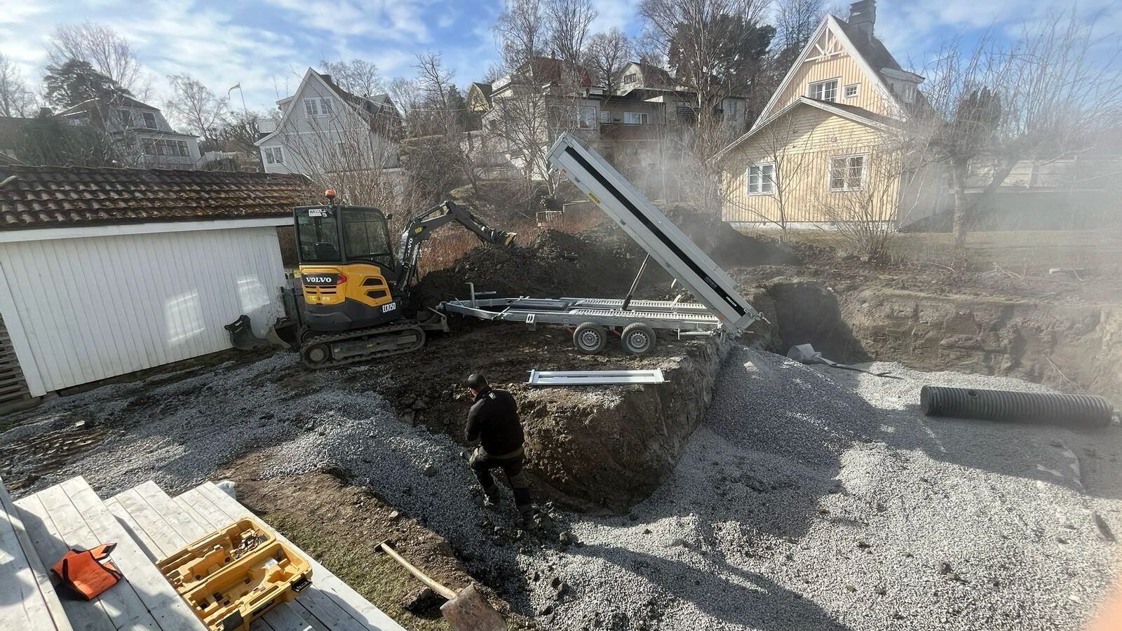 Markarbete inför nytt poolbygge